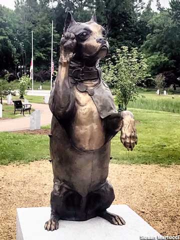 Statue of Sergeant Stubby saluting