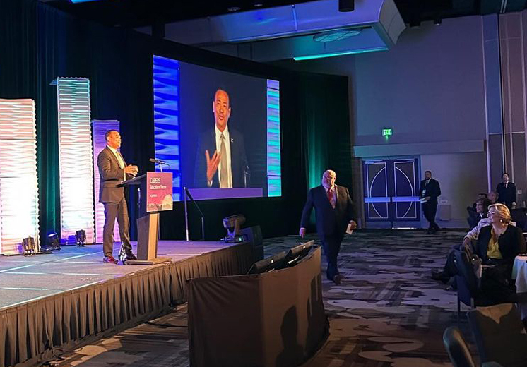 Bond address the audience at the awards banquet.